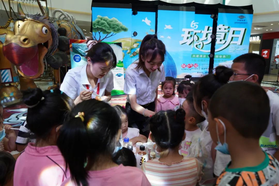 2022年6月3日，東華科技所屬東華天業(yè)公司聯(lián)合新疆建設(shè)兵團(tuán)第八師石河子市生態(tài)環(huán)境局在新疆萬達(dá)商場(chǎng)舉辦“共建清潔美麗世界”六五環(huán)境日公益宣傳活動(dòng)